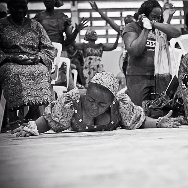 women-pray-0