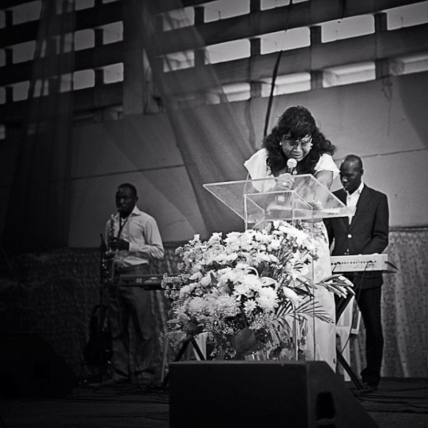 women-stella-pray