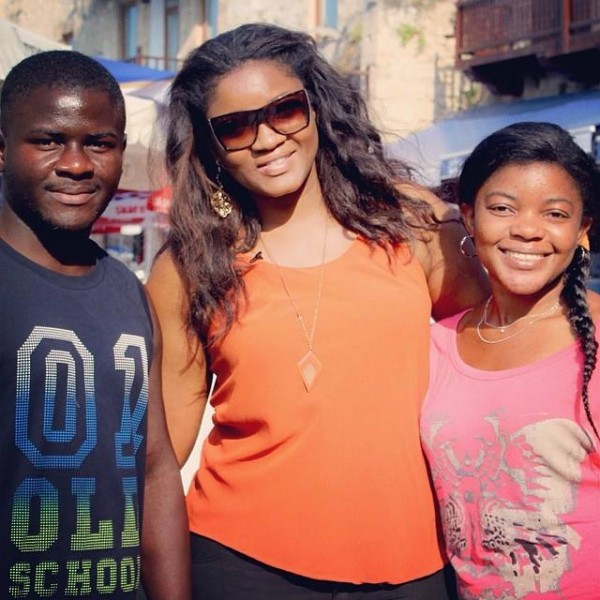 omotola_with_fans_in_cyprus