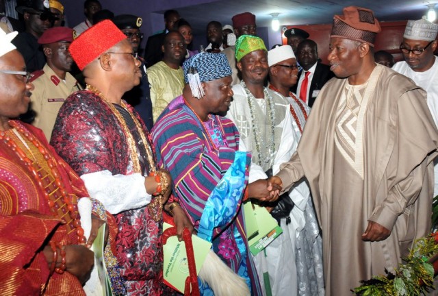 Jonathan’s ‘Clueless’ Administration Not Marketable In Yorubaland, Says Afenifere 3 PRESIDENT GOODLUCK JONATHAN (R), BEING RECEIVED BY TRADITIONAL RULERS AT THE OONI OF IFE'S PALACE DURING HIS RECENT VISIT TO ILE-IFE