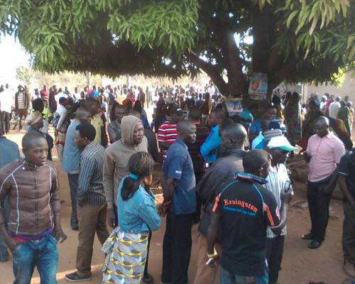 HUNDRED OF SYMPATHIZERS BESIEGE TATTAURA VILLAGE AFTER THE ATTACK (PHOTO: SAHARA REPORTERS)