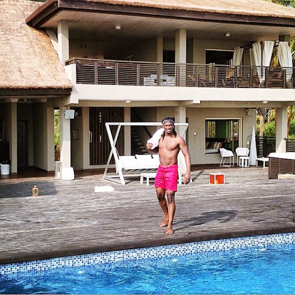 paul-okoye-flaunts-ripped-abs-during3