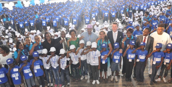 Dr. Khaliru Alhassan, Honourable Minister of Health (Middle); Ms. Myriam Sidibe, Director for Social Missions Africa, Unilever (5th right); Robbert deVreede, Vice President Marketing, Unilever Nigeria (4th R); Dr. Bode Ijarogbe, President, Nigerian Dental Association (6th L) and a cross section of children at the World Oral Health Day Celebration organised by Pepsodent and NDA in Lagos, Friday 