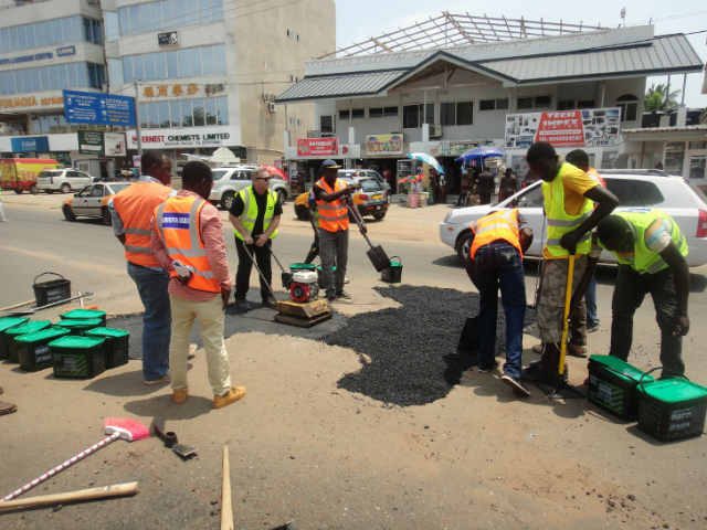 British Company plans to Manufacture the World’s Best Pothole Repair Product in Nigeria 3 Quikfix Ghana Repair Crew-Application & Compaction Copyright QHL 2015
