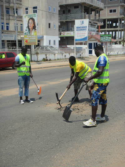British Company plans to Manufacture the World’s Best Pothole Repair Product in Nigeria 2 Quikfix Ghana Repair Crew-Pothole Preparation-Copyright QHL 2015