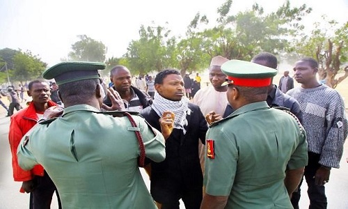 Islamic Movement Members, Ibraheem Zakzaky, others with the officers of the Nigerian Army.