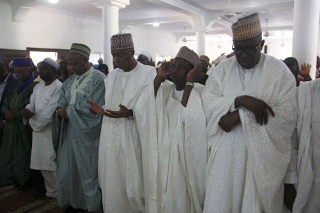 Senator-Bukola-Saraki-Praying-at-a-mosque
