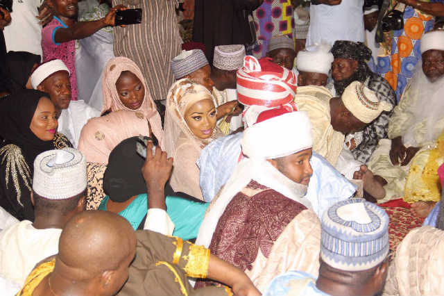 Senator-Bukola-Saraki-at-a-mosque-2