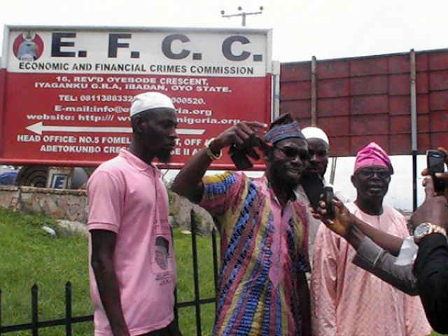 Comrade Adeniyi Suliamon defending self against prosecuted for writing unsubstantiated petition against the person of the person of Ogbeni Rauf Aregbesola at the EFCC office two months ago