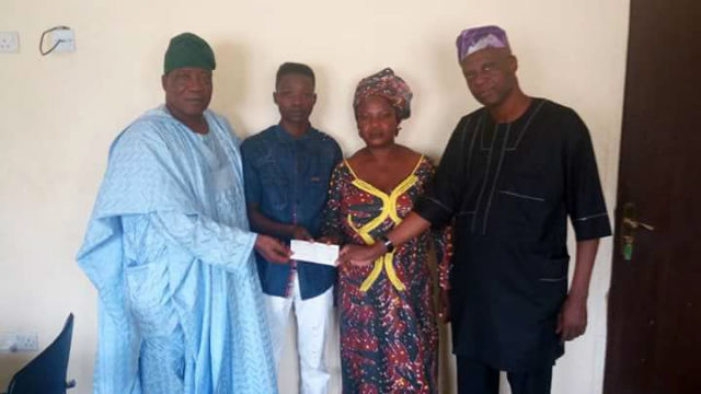 Omoilu Foundation DG Otunba Adeleke Adekoya presents 150000 Naira cheque to Ogunbanjo Olawale