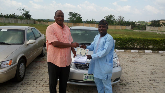 Otunba (Comrade) Niyi Osoba presenting a car to Mr. Yomi Sholanke