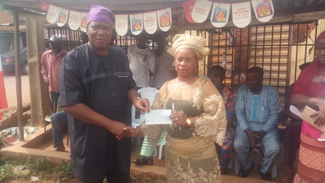Omoilu Foundation Donates N2.2m To Victims Of Ikenne Market Fire Disaster 20170406 095251