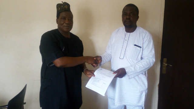 Otunba ‘Niyi Osoba handed over to Mr. ‘Leke Shittu the instruments of office 20170616 123257