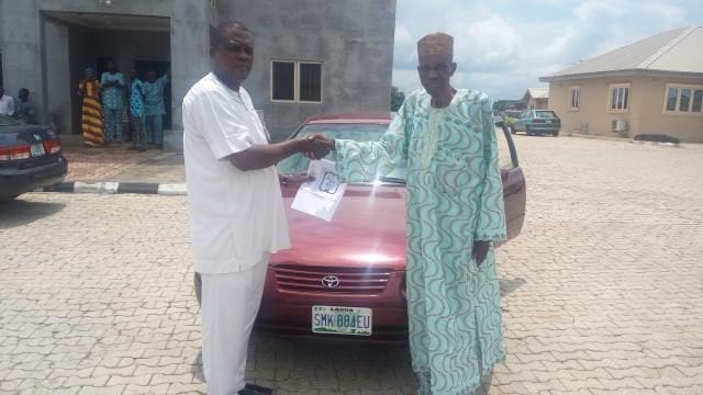 Omoilu Foundation donates a Car to Pa Ayinde Odeyemi of Akoni village via Bode Olude