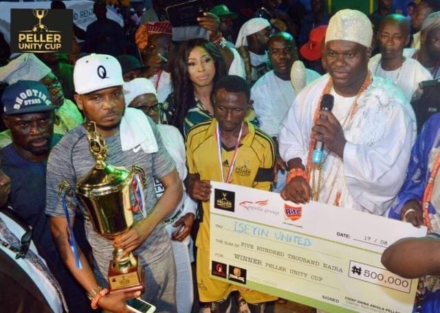 Ooni of Ife Presenting cheque to winner