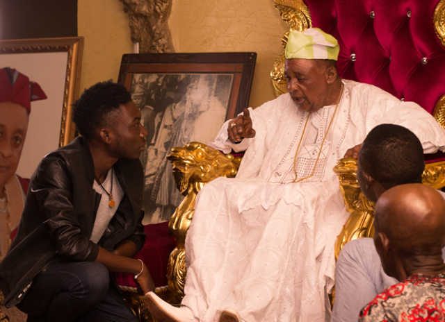 Alaafin of Oyo, Oba Lamidi Olayiwola Adeyemi III receives Pencil Artist Alesh Akeem