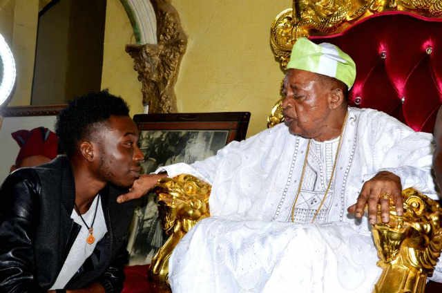 Alaafin of Oyo, Oba Lamidi Olayiwola Adeyemi III receives Pencil Artist Alesh Akeem