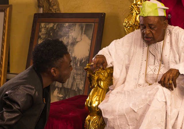 Alaafin of Oyo, Oba Lamidi Olayiwola Adeyemi III receives Pencil Artist Alesh Akeem