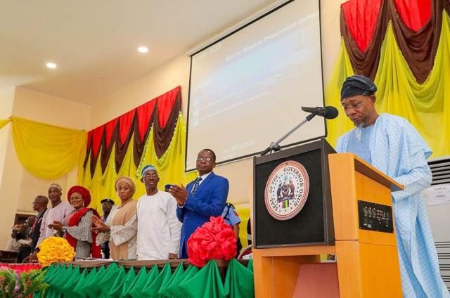 Governor Rauf Aregbesola, and winners of the State of Osun Calisthenics Competitions which held in the 9 Federal Constituencies in the state.