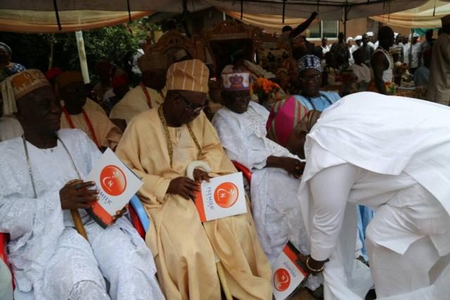 Hon Ladi bows in homage to Ologere of Ogere, HRM Oba Oladele Ogunbade