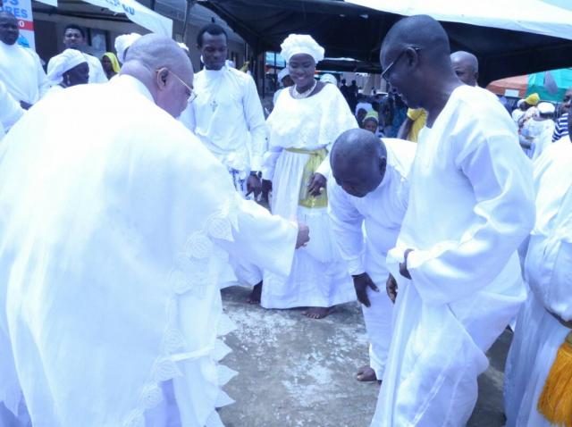 Hon Ladi bows in honour to the man of God, the Doyen and Prophet of CCC Okiki Imole, Sagamu, Prophet Akanbi-Ola Gbadebo
