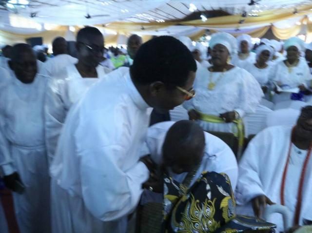Hon Ladi bows to greet the man of God, Prophet Olatoso Oschoffa