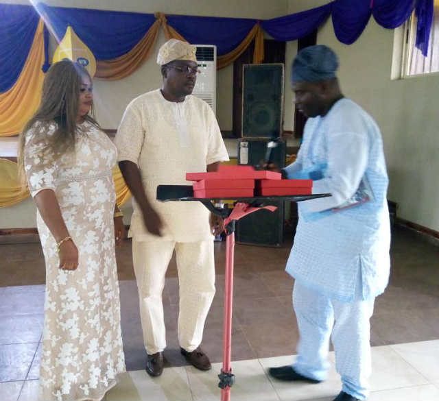 President of the Club, Lion Aina Abeeb presenting the award to the Ogun State Coordinator of Omoilu Foundation, Mr. Leke Shittu