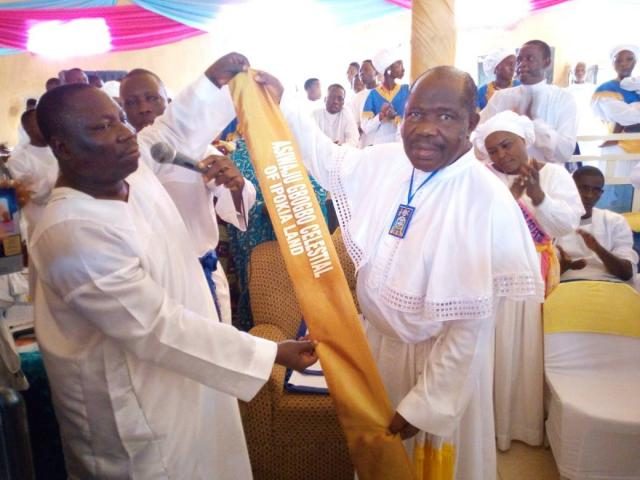Special Evangelist Gbenga Sopelola receives the insignia of title from Prophet Alomanoaboe