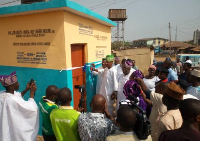 Hon Ariyo Kamorudeen, PDP Chairman, Ikenne LG, commissions the water project at Ilishan while Hon Sonuga looks on