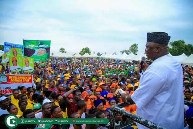 Hon Ladi Adebutu addressing the loyalists at the PDP's secretariat in Ijebu Ode Local Government