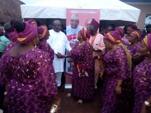 Hon (Dr) Oladipupo Adebutu in a group photograph with the members of Egbe Alaseyori Obinrin Akile Ijebu