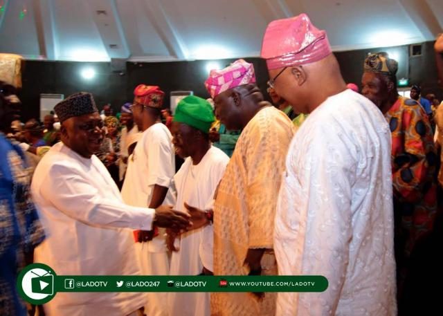 Hon Ladi Adebutu exchanging Pleasanntries with Party Stawalts during the Ogun PDP Ad-hoc Delegate Election