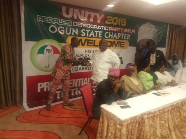 Omooba Solarin hands over the microphone to Hon Ladi Adebutu to make his remarks during Dr Barafawa Consultation Meeting with Ogun PDP