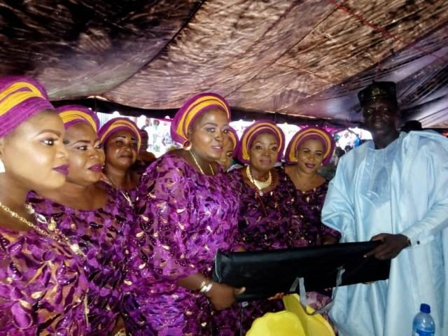 The Iyalode Egbe Alaseyori Obinrin Akile Ijebu, Mrs Toyin Mutairu presents a gift to Omooba Sunday Solarin as the Giwa Egbe