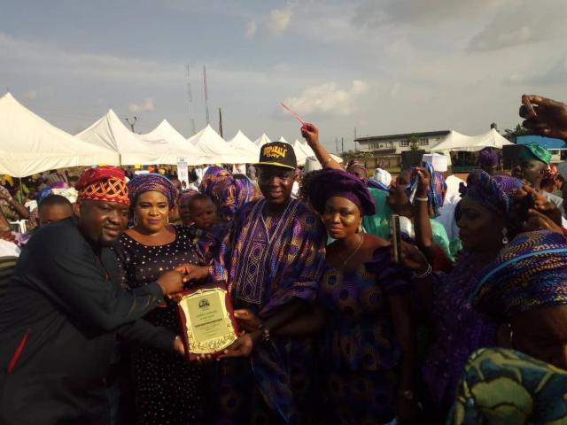 Hon Kunle Sobukonl, the Hon member of the Ogun State House of Assembly representing Ikenne State Constituency, an Ogere indigene presents the plaque of honour to Omooba Sunday Solarin