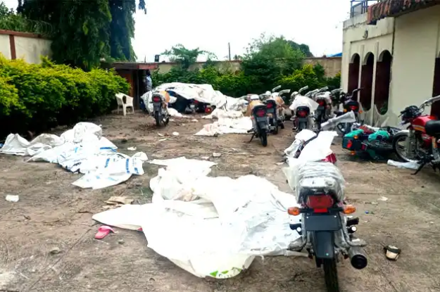 5 Arrested After Many Break Into Senator's House,Loots Empowerment Items in Ibadan 2 Motocycles in Senators House