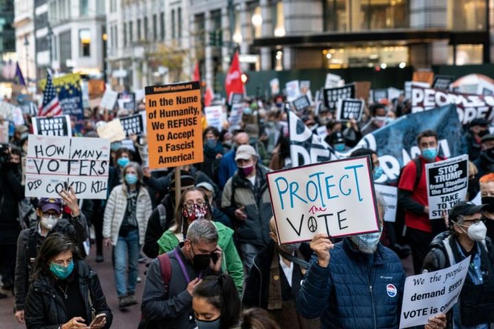 US Armed Angry Voters Protesting