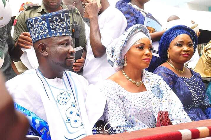 Asiwaju Bolarinwa Oluwole with wife, Yeye Shakirat Oluwole and others