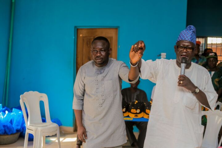 Apagun Seye Sonuga raises the hand of Asiwaju Oluwole as indication of his endorsement by the Collegiate Council