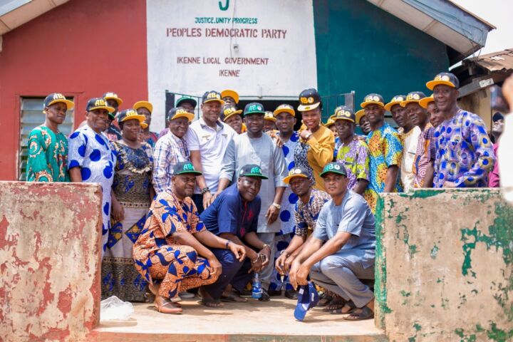Oluwole Gains The Support Of Ikenne LG Leaders 8 Group photograph with the PDP Executives, Ikenne LG.