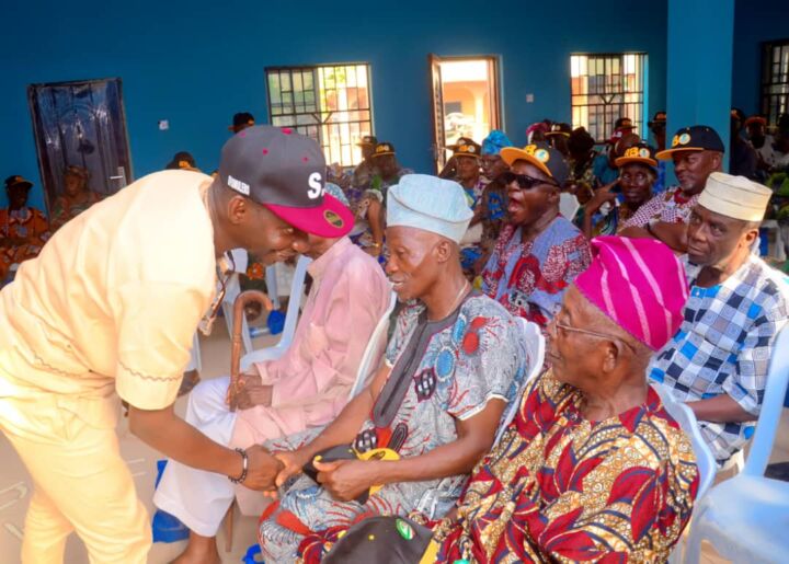 Hon Adeniye greets the leaders.