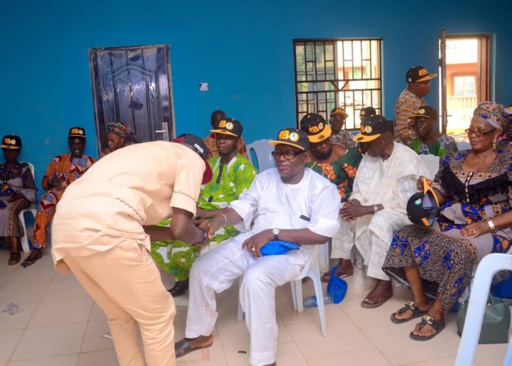 Hon Adeniye pays obeisance to Apagun Owoseye Sonuga.