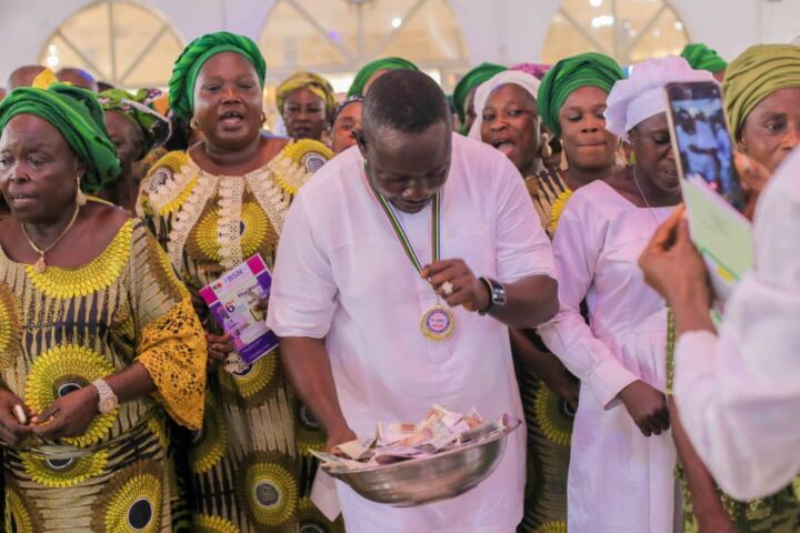 Asiwaju Bolarinwa Oluwole making an offering to the Lord.