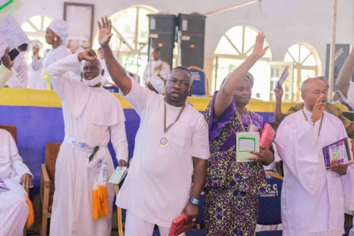 Asiwaju Oluwole singing the praises of the Lord.