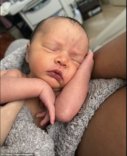 Chrissy Teigen Flaunts Her Newly Born Daughter’s Face 2 Chrissy Teigen
