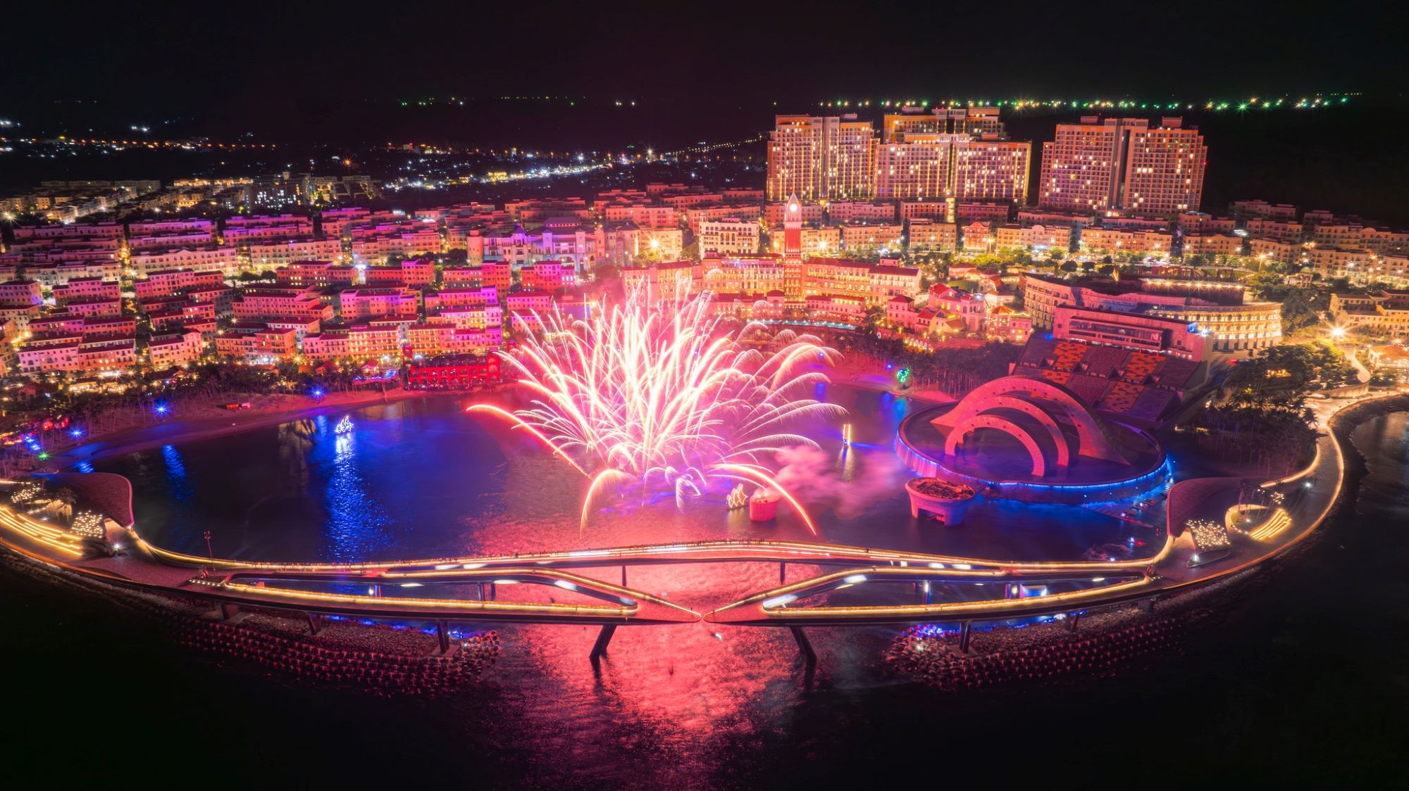 Time to catch the world-class art performances and fireworks 365 day a year in the Sun Paradise Land in Phu Quoc.